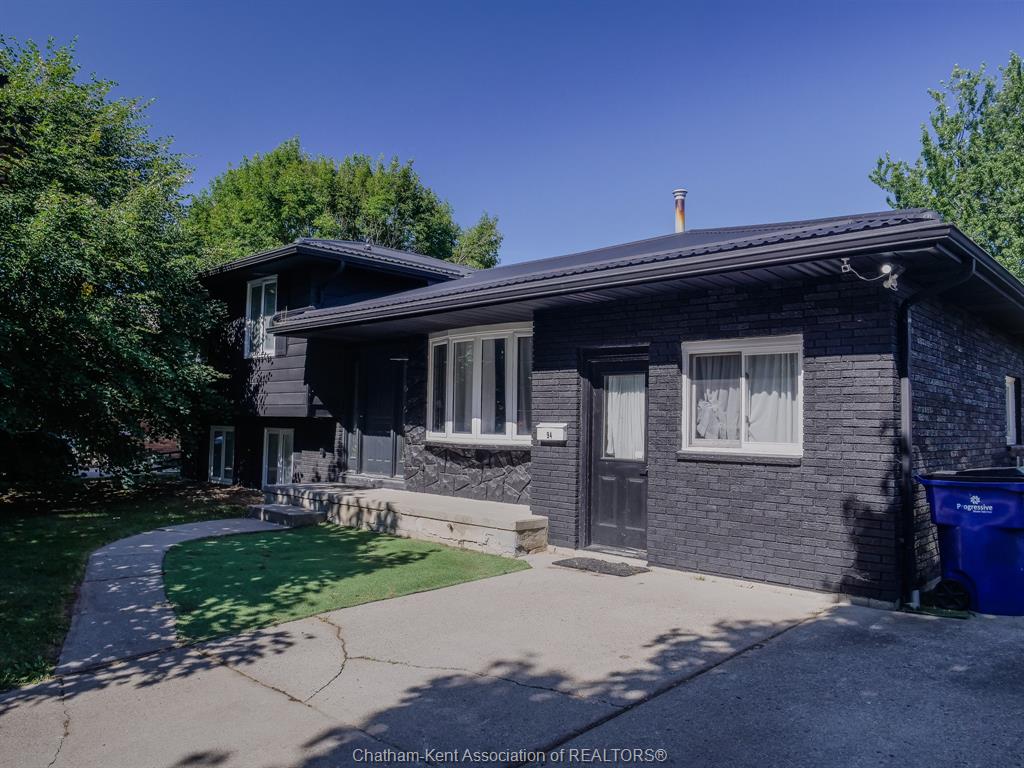 MLS# 26021186: 94 OTTAWA Drive, Chatham, Canada