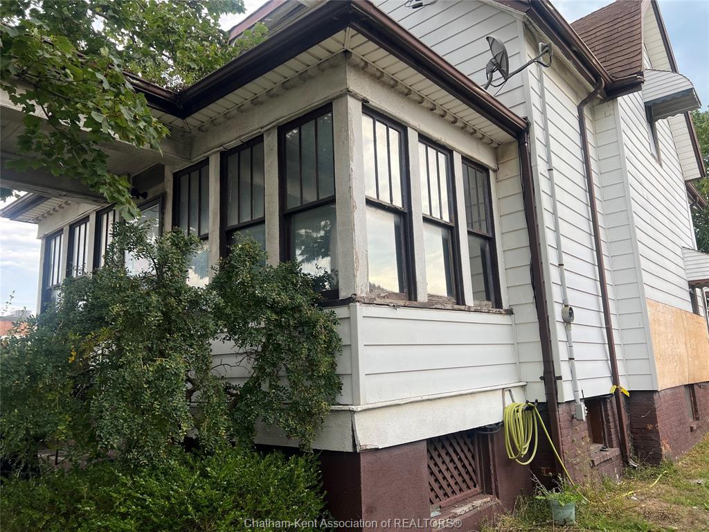MLS# 26021239: 22 PARK Avenue, Chatham, Canada