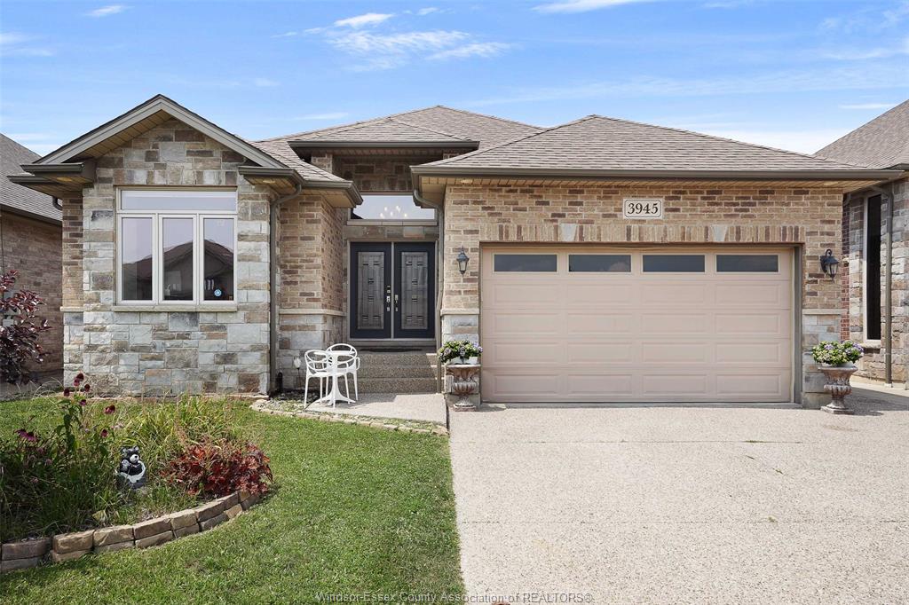 MLS# 26022615: 3945 ZANZIBAR Crescent, Windsor, Canada
