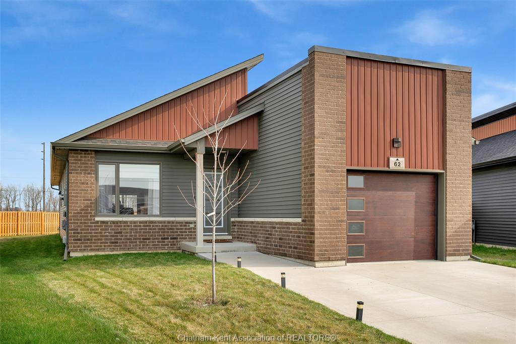 MLS# 26022310: 62 MOONSTONE Crescent, Chatham, Canada