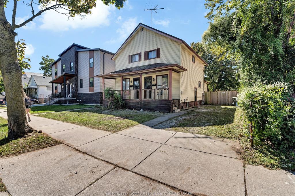 MLS# 26023007: 923-925 CALIFORNIA Avenue, Windsor, Canada