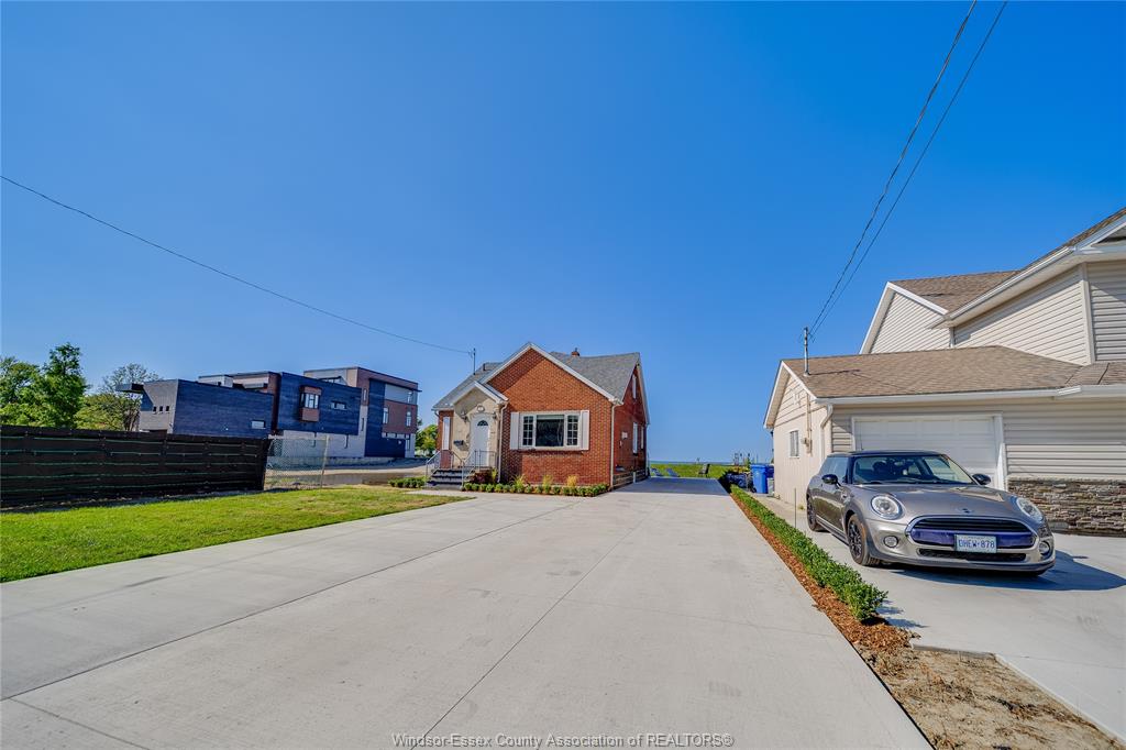 MLS# 26023099: 13902 RIVERSIDE Drive, Tecumseh, Canada