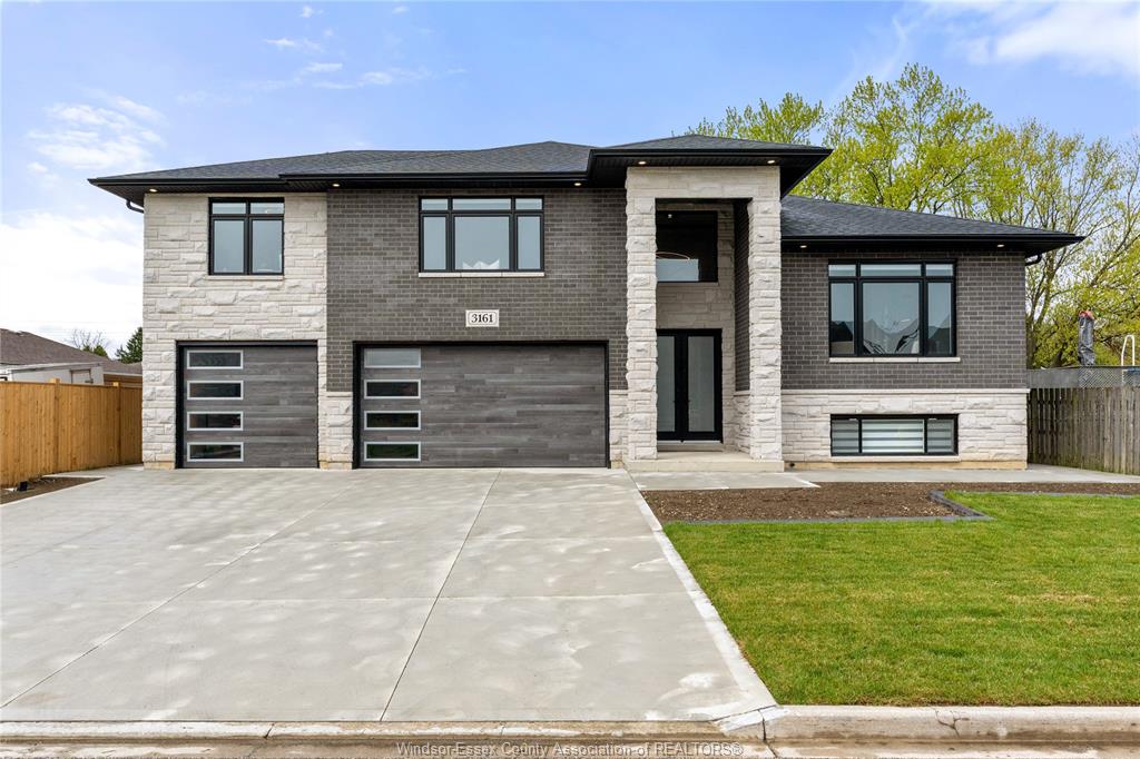 MLS# 26023244: 3161 MCROBBIE, Windsor, Canada