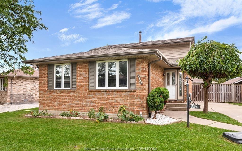 MLS# 26023581: 9597 AVERY Lane Unit# UPPER, Windsor, Canada