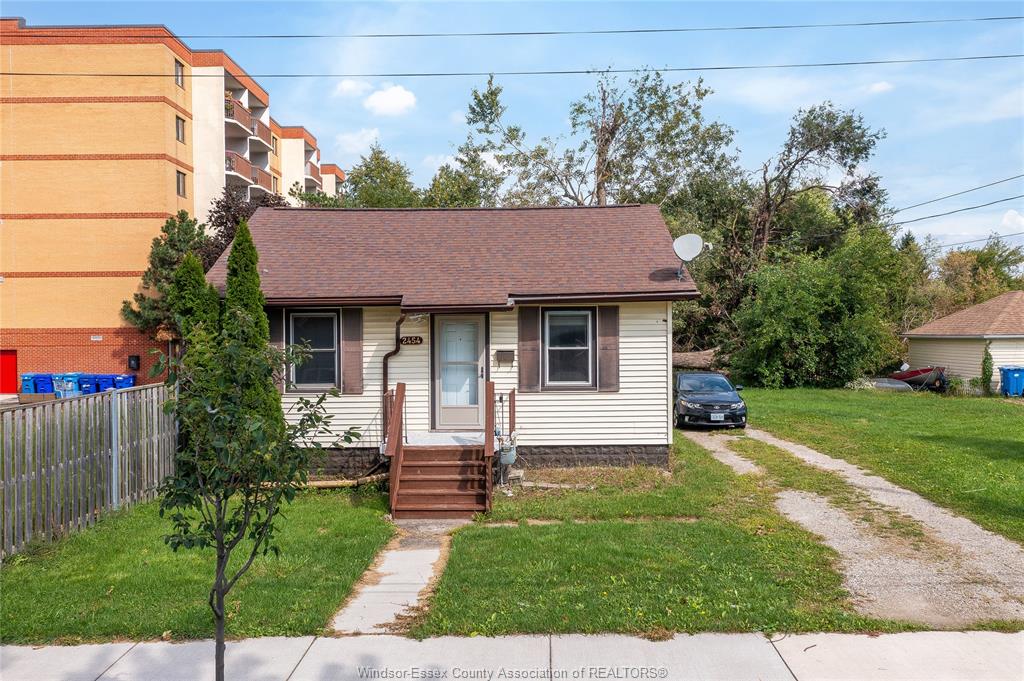 MLS# 26023557: 2454 JOS ST LOUIS Avenue, Windsor, Canada