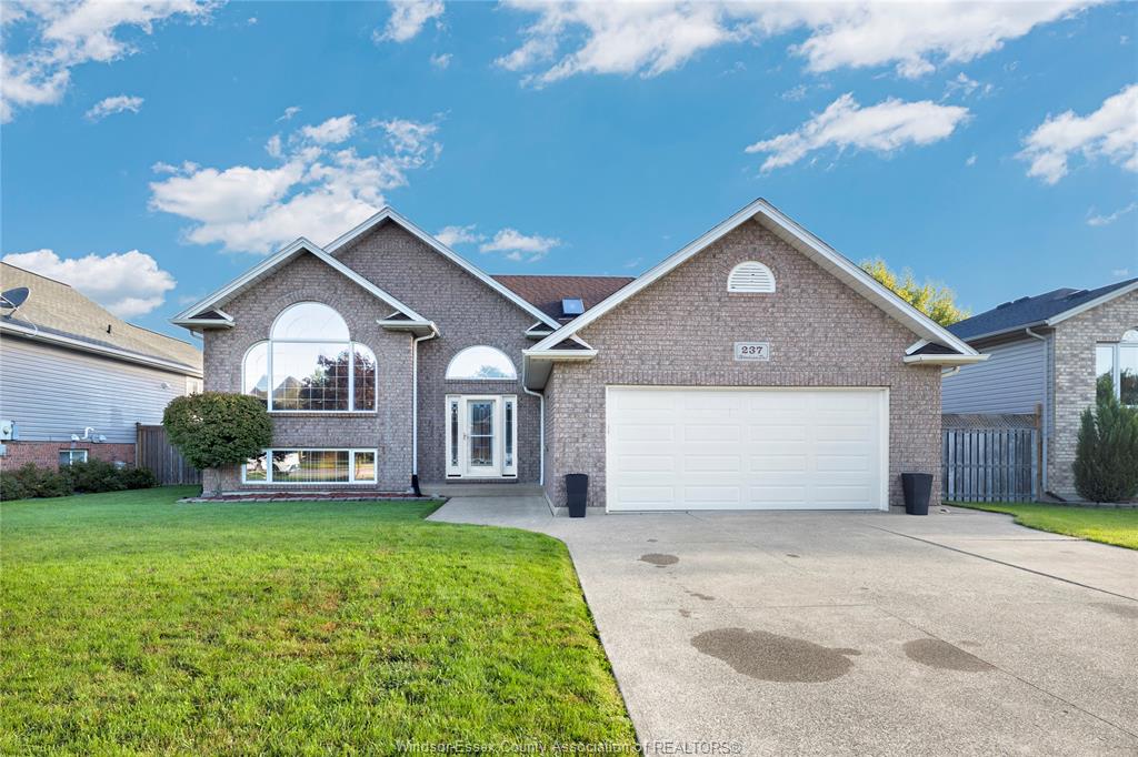 MLS# 26023757: 237 WOODVIEW Drive, Essex, Canada