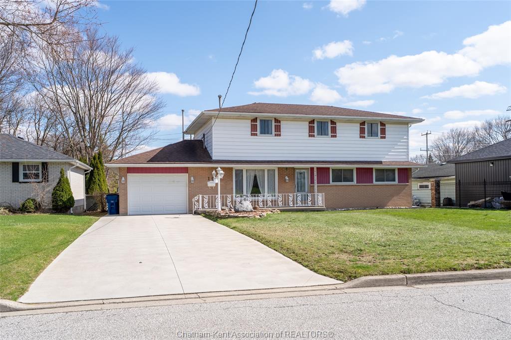 MLS# 26023729: 16 ARTHUR Drive, Chatham, Canada
