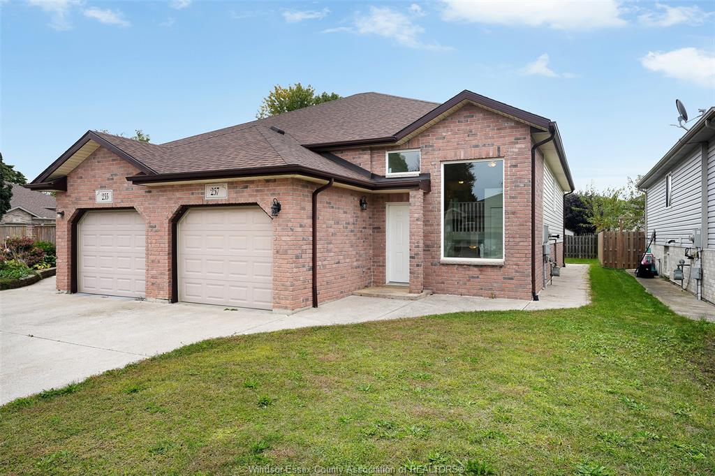 MLS# 26024139: 257 Dieppe Crescent, Kingsville, Canada