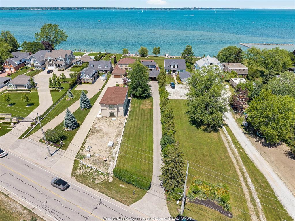 MLS# 26024328: 11830 RIVERSIDE Drive, Windsor, Canada