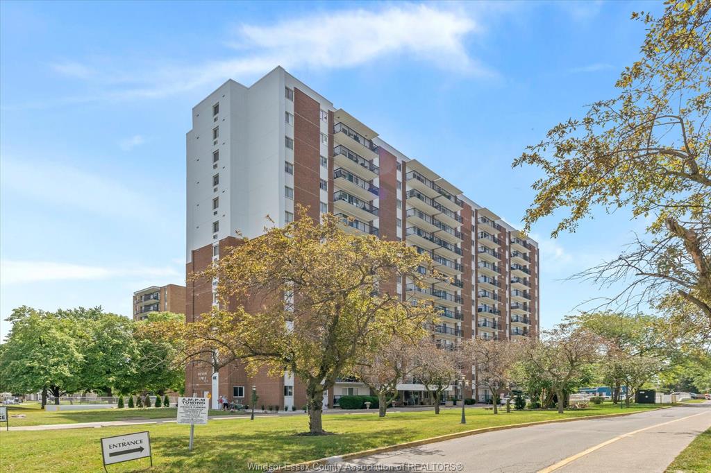 MLS# 26024379: 8591 Riverside Drive Unit# 702, Windsor, Canada