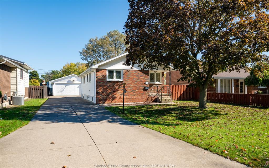 MLS# 26025701: 3172 Clemenceau Boulevard, Windsor, Canada
