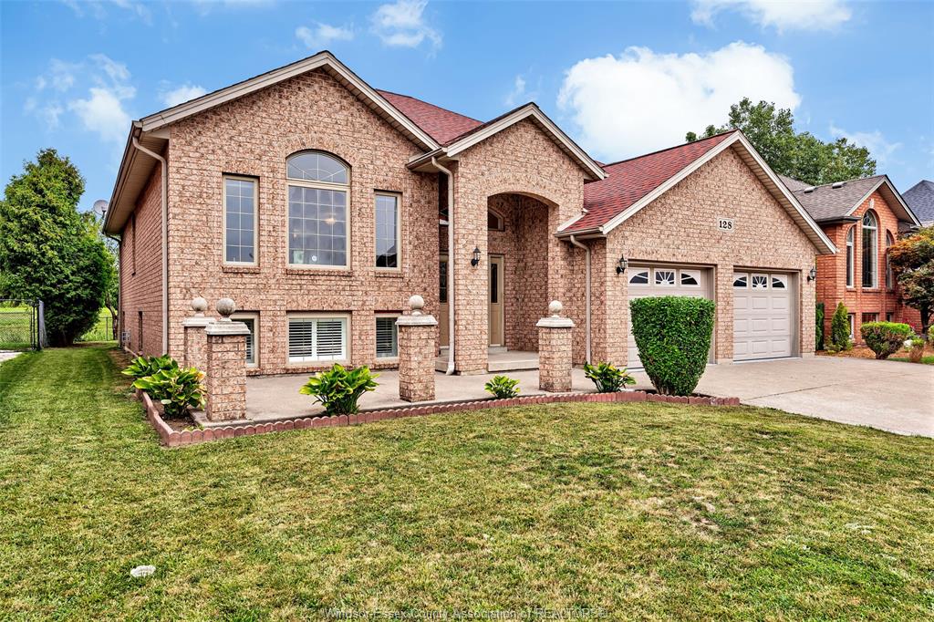 MLS# 26025963: 128 MARINA GROVE, Lakeshore, Canada