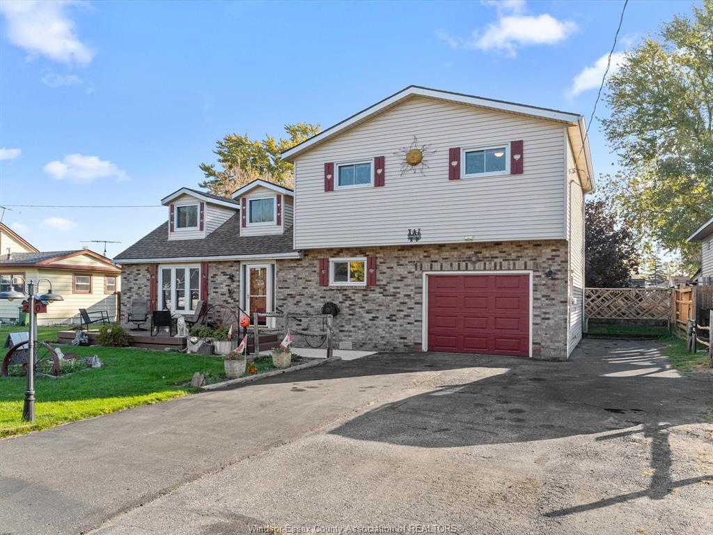 MLS# 26026512: 220 CARUHEL Drive, Emeryville, Canada