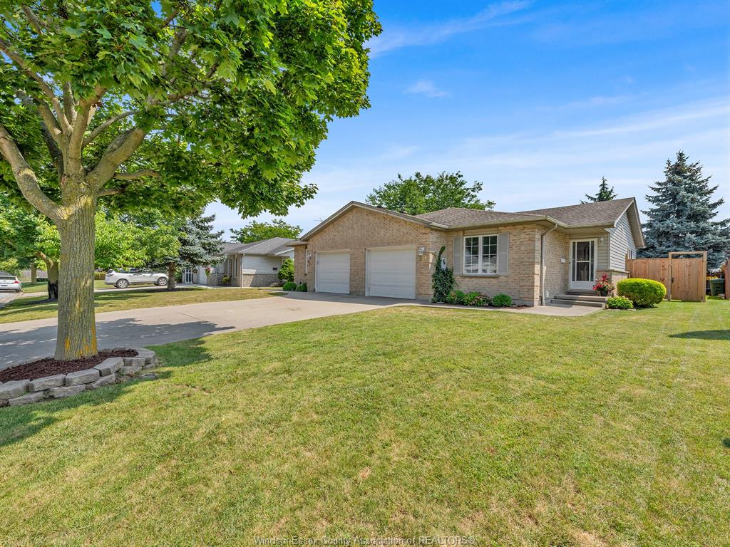 MLS# 25028276: 341 RIDGEVIEW PL N, Amherstburg, Canada