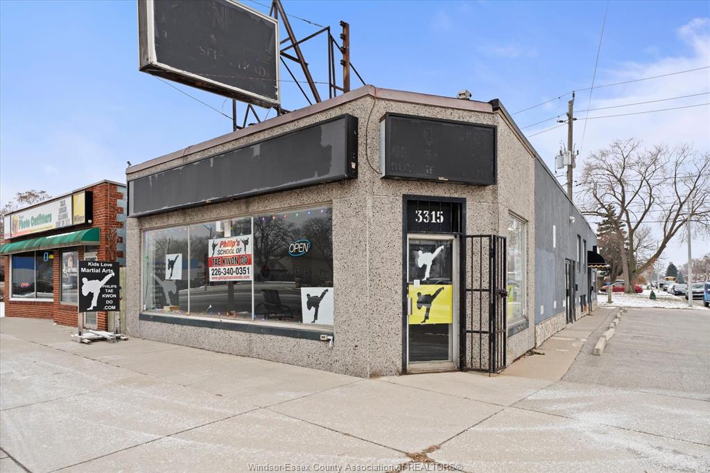 MLS# 25031663: 3315 Tecumseh Road, Windsor, Canada