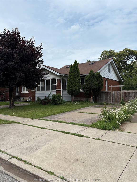 MLS# 25015458: 1002 DAWSON, Windsor, Canada