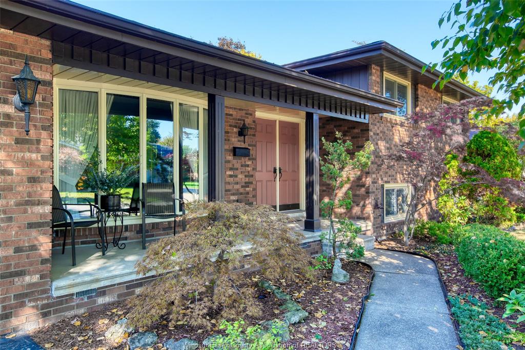 MLS# 26004092: 5895 NINTH Street, LaSalle, Canada