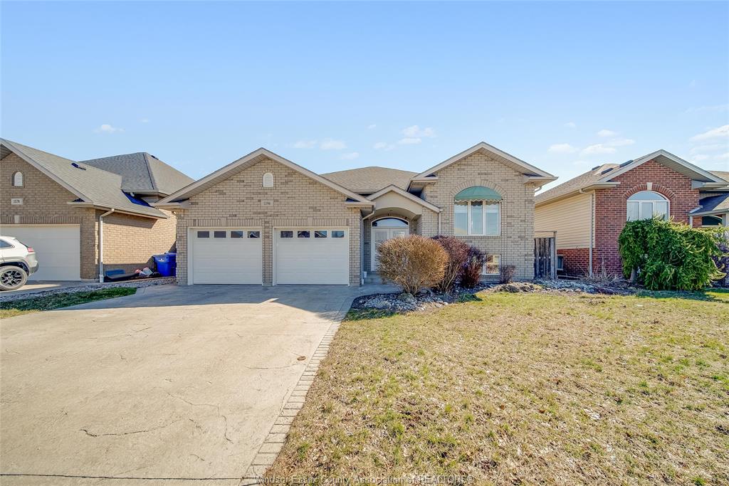 MLS# 26006411: 1596 MORNINGSTAR Avenue, Windsor, Canada