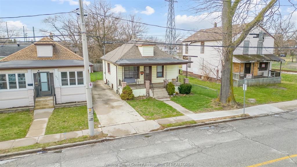 MLS# 26009761: 879 FELIX, Windsor, Canada