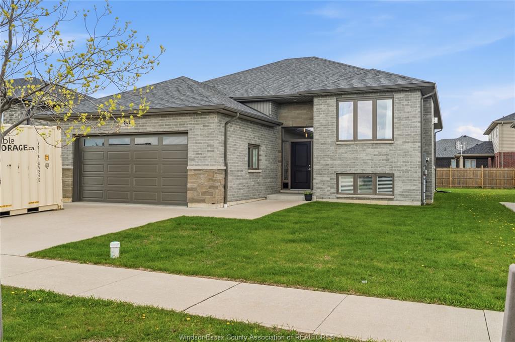 MLS# 26009795: 98 PETER Avenue, Leamington, Canada