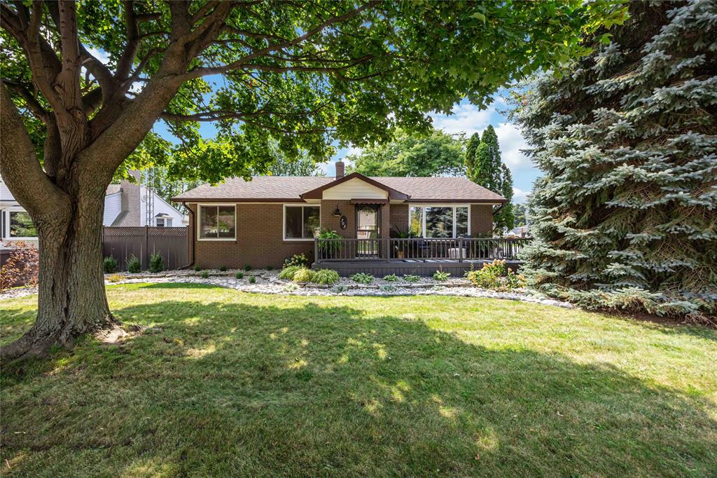 MLS# 26010077: 703 MICHIGAN Avenue, Point Edward, Canada
