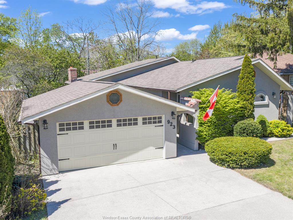 MLS# 26010228: 923 LAUZON Road, Windsor, Canada