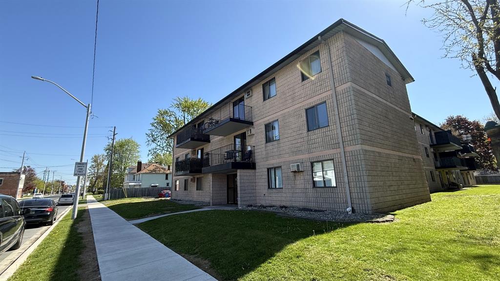 MLS# 26010325: 3355 SANDWICH Street Unit# 304, Windsor, Canada