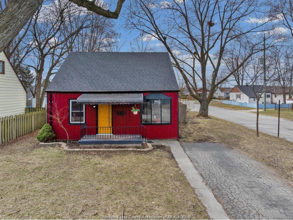MLS# 26010474: 1205 OAK Avenue, Windsor, Canada