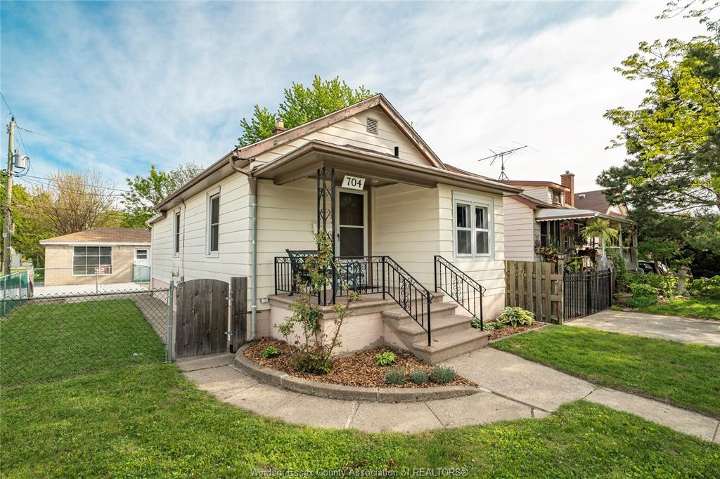 MLS# 26010572: 704 CHARLOTTE, Windsor, Canada
